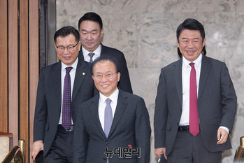 [포토] 국민의힘 원내대책회의 참석하는 윤재옥·유의동