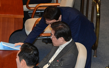 [포토] 대화 나누는 이재명 민주당 대표