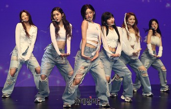 [포토] 1년만에 컴백한 '트라이비'...수록곡 '런' 무대