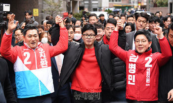 [포토] 한동훈 비상대책위원장 손 잡은 오신환·김병민 