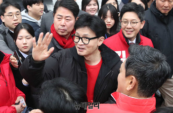 [포토] 시민들에게 인사하는 한동훈 비상대책위원장 