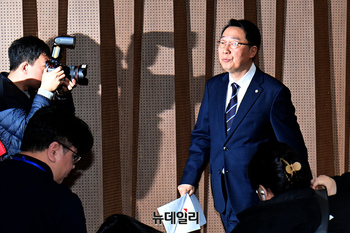[포토] 입장 발표후 퇴장하는 윤영찬 의원