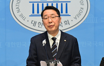 [포토] 공천 하위 10% 통보 관련 입장 밝히는 윤영찬 의원