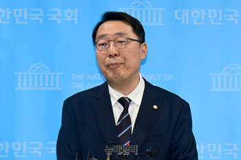 [포토] 기자들의 질문에 답하는 윤영찬 민주당 의원