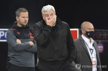 “EPL 출신 브루스, 클린스만 경질로 공백인 한국 감독직에 관심”