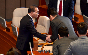 [포토] 의원들과 악수 나누는 윤재옥 원내대표