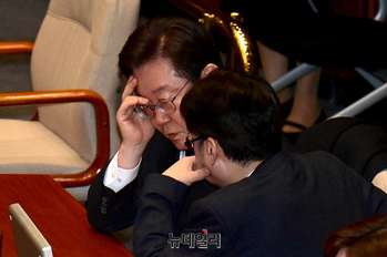 [포토] 대화하는 이재명·홍익표