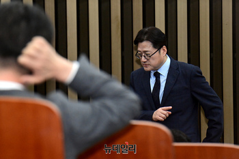 [포토] 비공개 의총서 대화 나누는 홍익표