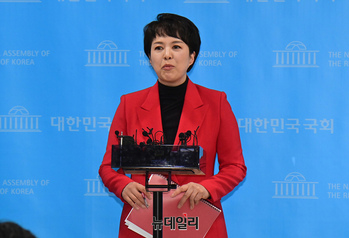 [포토] 기자들의 질문에 답하는 김은혜 전 홍보수석