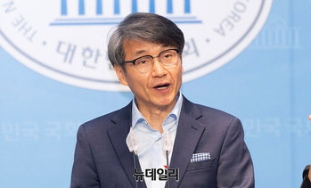 [포토] 국회 기자회견장 찾은 '명품가방 함정몰카' 최재영 목사