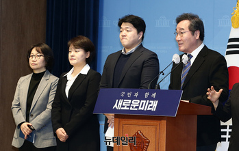 [포토] 영입인재 소개하는 이낙연 새로운미래 공동대표