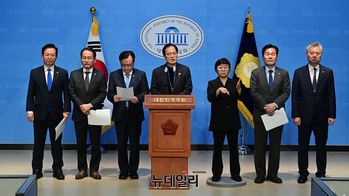 [포토] 국회운영위 개회 요구하는 민주당 의원들