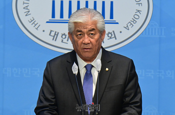 [포토] 울산 북구 무공천 항의하는 이상헌 민주당 의원