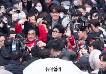 [포토] 시민들에 둘러싸인 한동훈 비상대책위원장 
