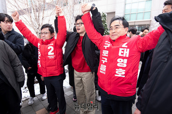 [포토] 한동훈 위원장 손잡은 호준석·태영호