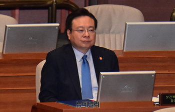 [포토] 대정부 질문 지켜보는 조규홍 보건복지부 장관