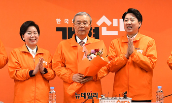 [포토] 꽃다발 받은 김종인 공관위원장