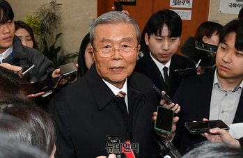 [포토] 기자들에 둘러쌓인 김종인 개혁신당 공천관리위원장