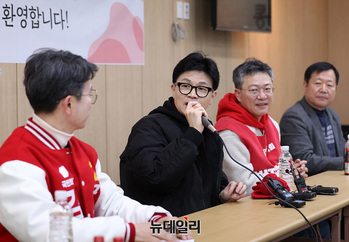 [포토] 원주 전통시장 상인회 간담회, 대화나누는 한동훈 위원장 