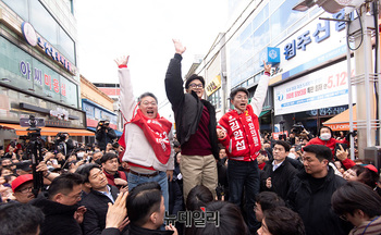 [포토] 원주시민에 인사하는 한동훈 국민의힘 비대위원장 