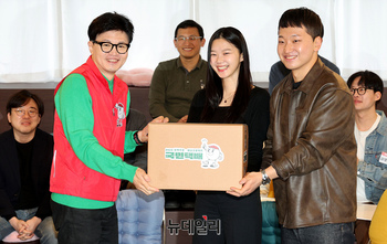 [포토] 한동훈 비대위원장, 기후미래 택배 전달