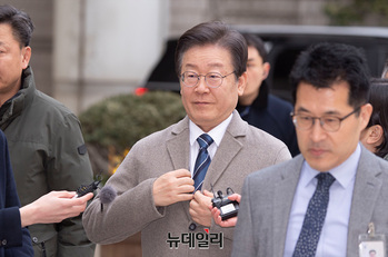 [포토] '대장동 사건' 공판 출석하는 이재명 민주당 대표