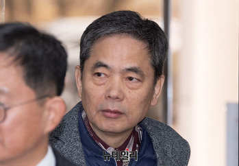 [포토] '대장동 로비 의혹' 공판준비기일 출석하는 곽상도 전 의원