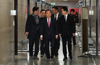 [포토] 회의 참석하는 윤재옥 국민의힘 원내대표