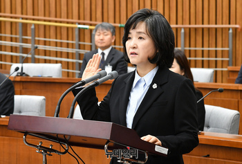 [포토] 선서하는 신숙희 대법관 후보자