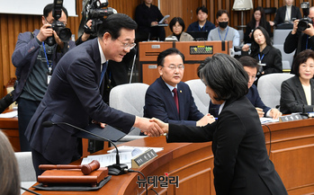 [포토] 선서문 전달하는 신숙희 대법관 후보자