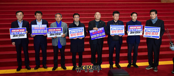 [포토] 선거구 확정문제에 반발하는 전남·전북 의원들