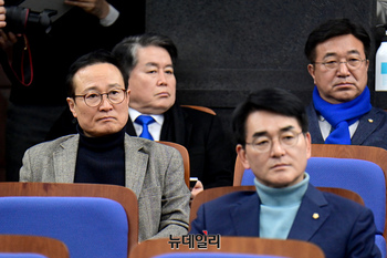 [포토] 의총 참석한 홍영표·박용진 민주당 의원
