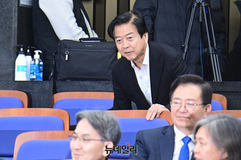 [포토] 입장하는 단식농성중인 노웅래 더불어민주당 의원