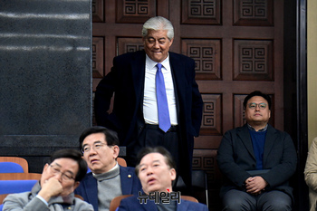 [포토] 민주당 의원총회 참석하는 이상헌 의원