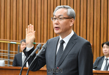 [포토] 증인선서 하는 엄상필 대법관 후보자