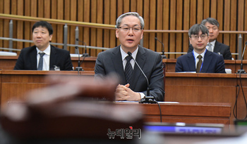 [포토] 답변하는 엄상필 대법관 후보자