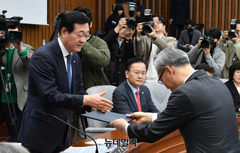 [포토] 선서문 전달하는 엄상필 대법관 후보자