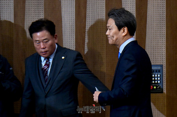 [포토] 회견 마친 임종석 전 대통령비서실장