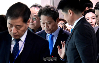 [포토] 떠나는 임종석 전 대통령비서실장