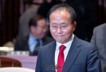 [포토] 국민의힘 의원총회 참석하는 윤재옥 원내대표