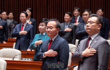 [포토] 국민의례하는 국민의힘 의원들 