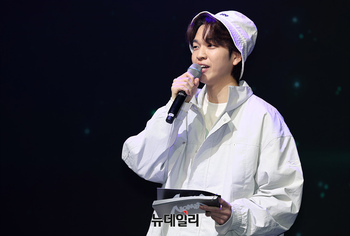 [포토] 신인 보이그룹 '노매드' 소개하는 유재필