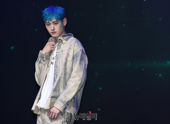 [포토] 파란머리로 데뷔 무대 오른 노매드 '준호'