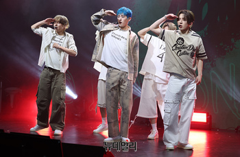 [포토] 5인조 보이그룹 '노매드' 데뷔 무대