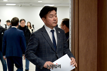 [포토] 소통관 들어서는 기동민 더불어민주당 의원