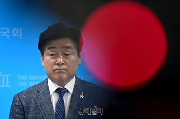 [포토] 기자들의 질문에 답하는 기동민 민주당 의원