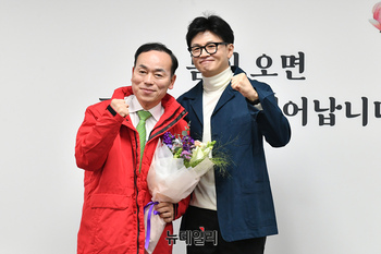 [포토] 국민의힘 입당한 김윤식 전 시장