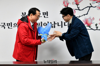 [포토] 꽃다발 전달 받은 김건 전 한반도평화교섭본부장