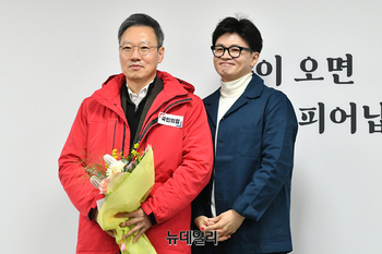 [포토] 기념촬영 하는 한동훈 위원장과 박수민 국민인재