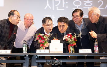 [포토] 건국전쟁 '100만' 돌파 축하받는 김덕영 감독